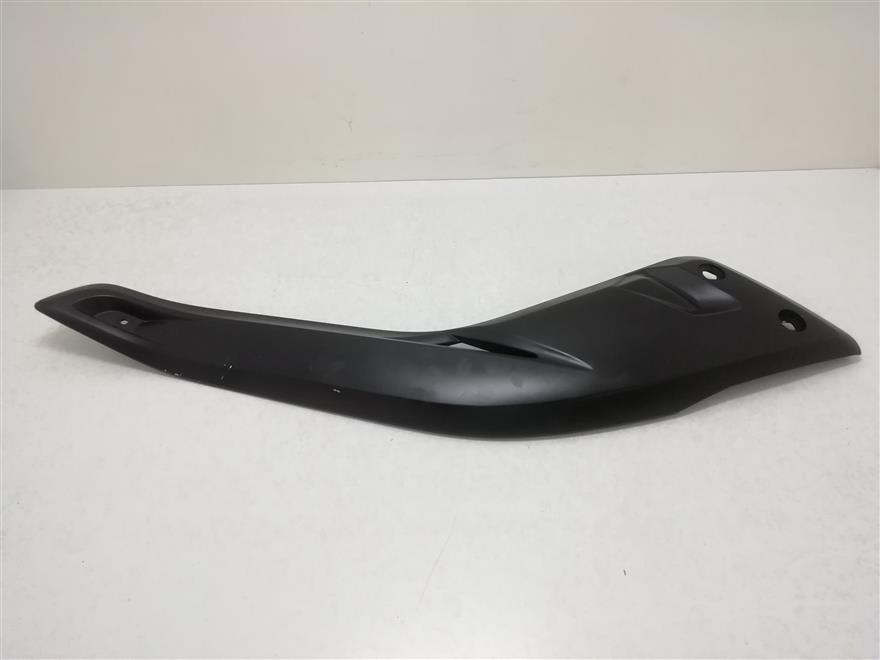 CHAPA-BAJO-ASIENTO-IZQUIERDA  YAMAHA X-MAX 250 (2012)